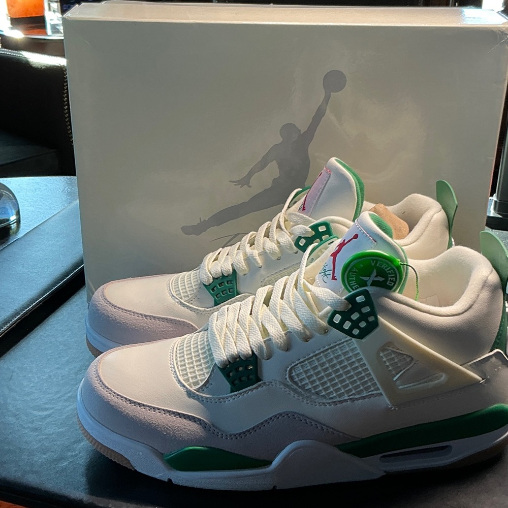 Air Jordan 4 Retro SB